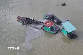 Ghe hút cát của Công ty Trách nhiệm hữu hạn Một thành viên Ngọc Trâm Anh Tây Ninh tại đoạn suối Chà Và (xã Tân Hòa) bị người dân phản ánh đục nước. (Ảnh: Thanh Tân/TTXVN)