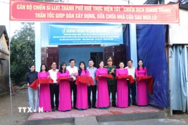 Nghi lễ cắt băng khánh thành nhà mới trong "Chiến dịch Quang Trung" dành cho người dân bị ảnh hưởng bởi mưa lũ ở xã Lộc An, thành phố Huế. (Ảnh: Mai Trang/TTXVN)