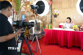 Phiên live stream bán các sản phẩm đặc sản Tây Ninh. (Ảnh: Minh Phú/TTXVN)