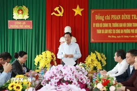 Trưởng Ban Nội chính Trung ương Phan Đình Trạc phát biểu tại buổi làm việc với công an Phường Phú Đông, thành phố Tuy Hòa về việc thực hiện nhiệm vụ sau khi bỏ công an cấp huyện theo Nghị quyết 18-NQ/TW. (Ảnh: Xuân Triệu/TTXVN)