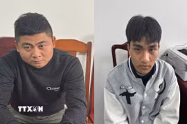 Hai đối tượng Nguyễn Thành Đông (trái) và Nguyễn Công Chánh Hưng tại cơ quan công an. (Ảnh: TTXVN phát)
