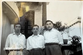 Ảnh chụp ông Phan Lai (đứng giữa) cùng những người bạn Nhật Bản trong thời gian làm việc tại Hà Nội, đằng sau chính là tòa nhà Ngân hàng trung ương Việt Nam. (Ảnh: Xuân Giao/Vietnam+)