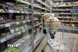 Người dân mua sắm tại một siêu thị ở Moskva, Nga. (Ảnh: AFP/TTXVN)