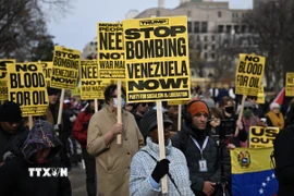 Tuần hành phản đối Mỹ tấn công quân sự Venezuela tại Washington DC., Mỹ ngày 3/1/2026. (Ảnh: Anadolu Agency/TTXVN)