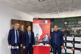 Ông Võ Hồng Nam - Con trai Đại tướng Võ Nguyên Giáp gặp gỡ các cựu chiến binh Algeria, trong đó nhiều người có dịp dự buổi nói chuyện của Đại tướng năm 1976. (Ảnh: Nguyễn An/TTXVN)