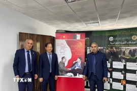 Ông Võ Hồng Nam - Con trai Đại tướng Võ Nguyên Giáp gặp gỡ các cựu chiến binh Algeria, trong đó nhiều người có dịp dự buổi nói chuyện của Đại tướng năm 1976. (Ảnh: Nguyễn An/TTXVN)