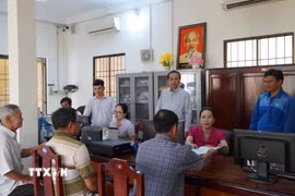 Người dân đến làm các hồ sơ, thủ tục tại Trung tâm phục vụ hành chính công Đặc khu Kiên Hải. (Ảnh: Văn Sĩ/TTXVN)