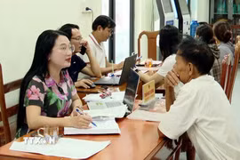 Mô hình “Ngày thứ Bảy - Chính quyền tận tâm, công dân thuận tiện” do UBND phường Bắc Gianh triển khai để tiếp nhận, hướng dẫn và giải quyết hồ sơ cho người dân vào ngày cuối tuần. (Ảnh: Tá Chuyên/TTXVN)