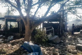 Lực lượng an ninh và người dân địa phương kiểm tra hiện trường bị hư hại sau vụ nổ tại một nhà máy sản xuất thuốc nổ ở quận Nagpur, ngày 1/3. (Ảnh: PTI)