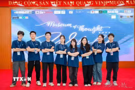 Em Nguyễn Lê Hiền Mai (thứ 4, từ trái sang) tham gia Ban tổ chức chương trình "Museum of Thought” - một dự án Trại Hè tâm lý học nhằm hỗ trợ tinh thần cho trẻ vị thành niên. (Ảnh: PV/TTXVN)