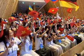 Sinh viên kiều bào hào hứng tham dự buổi lễ khai mạc. (Ảnh: Tường Quân/TTXVN)