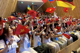 Sinh viên kiều bào hào hứng tham dự buổi lễ khai mạc. (Ảnh: Tường Quân/TTXVN)