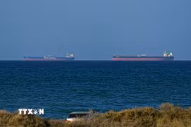 Tàu hàng chờ ở ngoài khơi Oman để di chuyển qua eo biển Hormuz. (Ảnh: Anadolu Agency/TTXVN)
