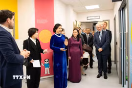 Bà Ngô Phương Ly, Phu nhân Tổng Bí thư Tô Lâm thăm Bệnh viện Nhi Evelina London. (Ảnh: TTXVN phát)