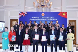 Tổng Bí thư Tô Lâm chứng kiến Lễ trao thỏa thuận hợp tác giữa doanh nghiệp hai nước Việt Nam-Anh. (Ảnh: Thống Nhất/TTXVN)