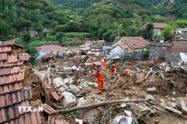 Lực lượng cứu nạn cứu hộ làm nhiệm vụ tại hiện trường đổ nát sau lũ quét ở Tế Nam, tỉnh Sơn Đông (Trung Quốc) ngày 22/7/2025. (Ảnh: THX/TTXVN)