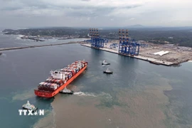 Tàu chở hàng hóa cập cảng Vizhinjam ở Thiruvananthapuram, Ấn Độ. (Ảnh: ANI/TTXVN)