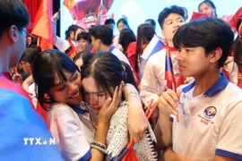 Các thanh niên kiều bào bịn rịn chia tay nhau tại Lễ bế mạc chương trình Trại Hè Việt Nam 2025. (Ảnh: Diệp Trương/TTXVN)