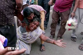 Thân nhân của nạn nhân thiệt mạng trong vụ giẫm đạp tại Karur, Ấn Độ, ngày 28/9/2025. (Ảnh: ANI/TTXVN)