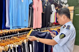 Lực lượng Quản lý thị trường Thành phố Hồ Chí Minh kiểm tra điểm kinh doanh trên địa bàn. (Ảnh: Hương Giang/TTXVN)