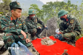 Đội tìm kiếm, quy tập hài cốt liệt sỹ quy tập thành công 3 hài cốt liệt sỹ tại điểm cao A5 (xã Thanh Thủy, Tuyên Quang). (Ảnh: Đức Thọ/TTXVN)