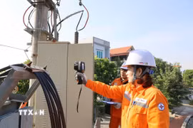 Công nhân Công ty Điện lực Hưng Yên kiểm tra việc vận hành hệ thống điện phục vụ đảm bảo điện trên địa bàn. (Ảnh: Mạnh Khánh/TTXVN)