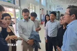 Lãnh đạo thành phố Đà Nẵng ghi nhận những đề xuất của đại Quản lý dự án Công ty tư vấn Hà Lan Hàng không NACO trong việc quy hoạch và đầu tư nâng cấp sân bay Chu Lai thành sân bay đạt chuẩn sân bay quốc tế theo kinh nghiệm của các nước phát triển. (Ảnh: Đoàn Hữu Trung/TTXVN)