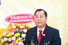 Ông Phạm Quang Chiến, Phó Bí thư Thường trực Đảng ủy xã Trung Hiệp, tỉnh Vĩnh Long góp ý Dự thảo Văn kiện Đại hội XIV của Đảng. (Ảnh: Phạm Minh Tuấn/TTXVN)