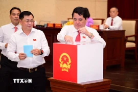 Các đại biểu bỏ phiếu bầu chức danh Phó Chủ tịch HĐND Thành phố Hồ Chí Minh. (Ảnh: Hữu Duyên/TTXVN)