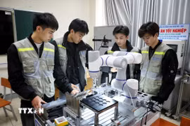 Sinh viên thực tập Môn lập trình vi điều khiển tại Trường Cao đẳng Công nghệ Việt-Hàn Bắc Giang. (Ảnh: Danh Lam/TXVN)