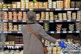 Người dân mua sắm tại siêu thị ở London, Anh. (Ảnh: AFP/TTXVN)