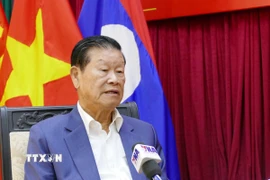 Ông Somsavath Lengsavad, nguyên Ủy viên Bộ Chính trị, nguyên Phó Thủ tướng Chính phủ Lào chia sẻ với phóng viên TTXVN tại Lào. (Ảnh: Xuân Tú/TTXVN)