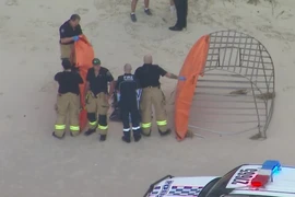 Đội cứu hộ làm nhiệm vụ tại bãi biển Woorim sau khi sự cố xảy ra. (Nguồn: ABC News )