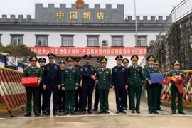 Đồn Biên phòng Mường Khương, BĐBP Lào Cai và Phân trạm kiểm tra Biên phòng xuất nhập cảnh Kiều Đầu, huyện Hà Khẩu, tỉnh Vân Nam (Trung Quốc) gặp gỡ thăm hỏi giao lưu tại cửa khẩu phụ Mường Khương. (Ảnh: Báo Biên phòng)