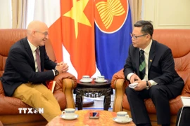 Đại sứ đặc mệnh toàn quyền Việt Nam tại Pháp Trịnh Đức Hải trao đổi với ông Frédéric Cheneau, Phó Chủ tịch phụ trách phát triển kinh doanh quốc tế của Assystem, về hợp tác trong lĩnh vực điện hạt nhân. (Ảnh: Hữu Chiến/TTXVN)