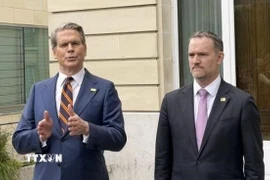 Bộ trưởng Tài chính Mỹ Scott Bessent (trái) và Đại diện Thương mại Mỹ Jamieson Greer phát biểu với báo giới tại Paris, Pháp ngày 16/3/2026. (Ảnh: Kyodo/TTXVN)