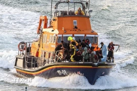 Tàu của Lực lượng cứu hộ Hoàng gia Anh đưa người di cư được giải cứu trên biển về tới cảng Dover, eo biển Manche, ngày 12/8/2023. (Ảnh: Getty Images/TTXVN)