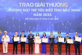 Các đại biểu khen thưởng những gương mặt trẻ tiêu biểu tỉnh Bắc Ninh năm 2025. (Ảnh: Báo Bắc Ninh)