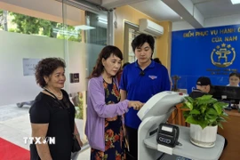Người dân trải nghiệm Robot AI áp dụng công nghệ trí tuệ nhân tạo hỗ trợ thực hiện các thủ tục hành chính. (Ảnh: Nguyễn Thắng/TTXVN)