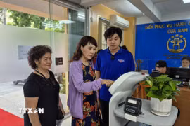 Người dân trải nghiệm Robot AI áp dụng công nghệ trí tuệ nhân tạo hỗ trợ thực hiện các thủ tục hành chính. (Ảnh: Nguyễn Thắng/TTXVN)