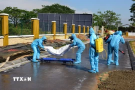 Lực lượng y tế diễn tập thực binh phòng thủ dân sự. (Ảnh: TTXVN)