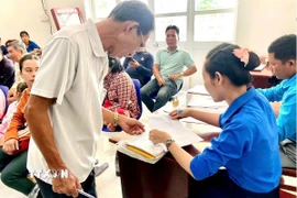 Đoàn thanh niên Phường Khánh Hòa, thành phố Cần Thơ tiên phong trong phong trào Bình dân học vụ số hỗ trợ người dân. (Ảnh: Trung Hiếu/TTXVN)