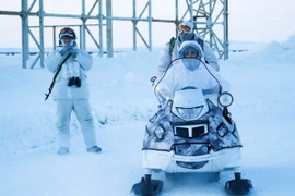 Binh sỹ Nga canh gác một khu vực tại căn cứ quân sự Nagurskoye ở Alexandra Land, Bắc Cực năm 2017. (Ảnh: Reuters)