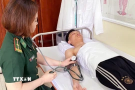 Quân y Bộ đội Biên phòng tỉnh Quảng Ninh chăm sóc sức khỏe cho nạn nhân. (Ảnh: TTXVN phát)