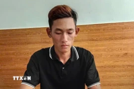 Đối tượng Ngô Chí Khang ra đầu thú để được hưởng sự khoan hồng của pháp luật. (Ảnh: TTXVN phát)