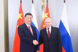Chủ tịch Trung Quốc Tập Cận Bình (trái) và Tổng thống Nga Vladimir Putin tại cuộc gặp ở Astana, Kazakhstan ngày 3/7/2024. (Ảnh: THX/TTXVN)