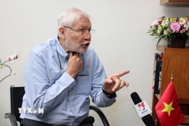 Nguyên Thứ trưởng Bộ Nội vụ Mexico Jorge Alcocer Villanueva trả lời phỏng vấn. (Ảnh: Phi Hùng/TTXVN)