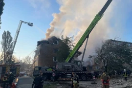 Các nhân viên cứu hộ tại hiện trường một tòa nhà bị hư hại trong cuộc tấn công bằng máy bay không người lái và tên lửa của Nga ở Kiev ngày 28/8. (Nguồn: The Kiev Independent)