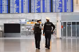 Cảnh sát làm nhiệm vụ tại sân bay Munich. (Nguồn: Reuters)