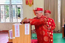 Các cụ cao niên phường Nếnh, Bắc Ninh, tham gia bầu cử. (Ảnh: Đồng Thúy/TTXVN)